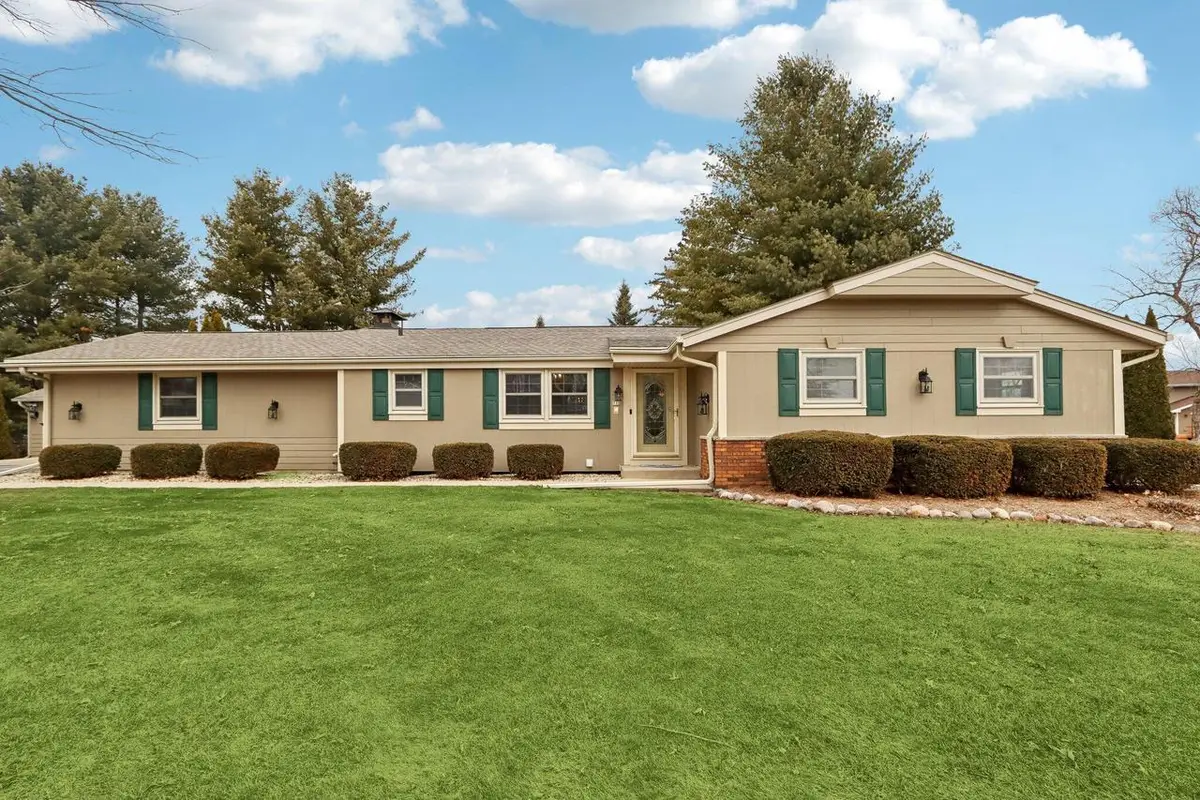 712 Lake Bluff DRIVE, Oconomowoc, WI 53066 - #1