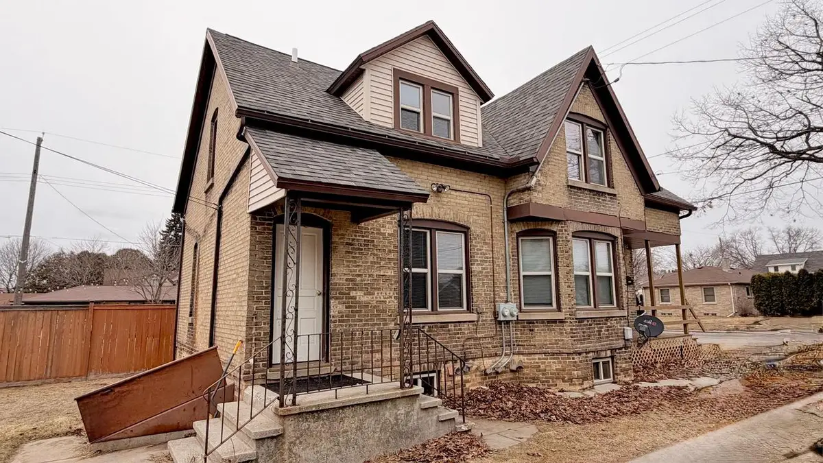 2011 Madison STREET, Manitowoc, WI 54220 - #1