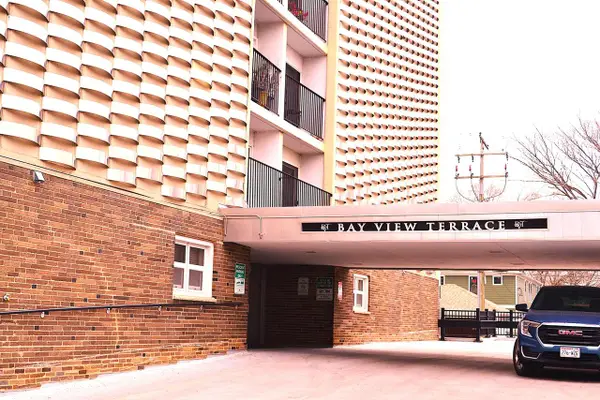 2525 S Shore DRIVE #5F, Milwaukee, WI 53207