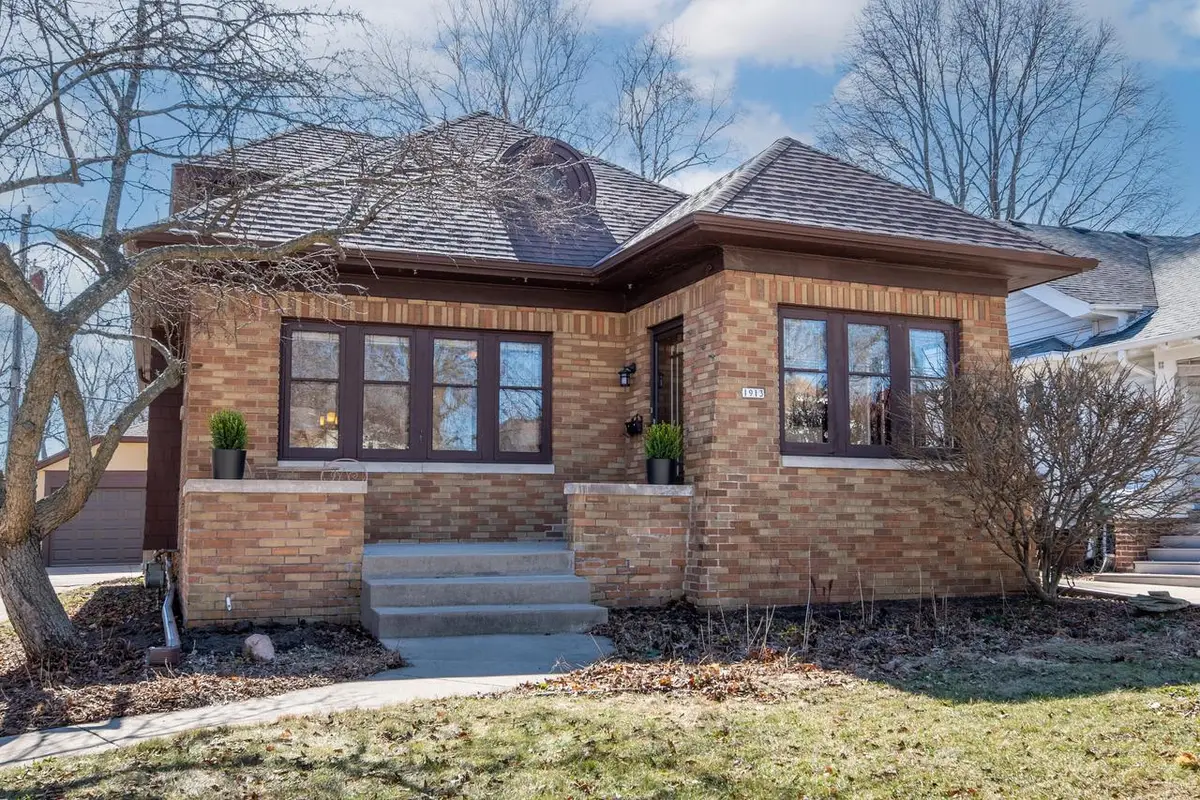 1913 E Beverly ROAD, Shorewood, WI 53211 - #1