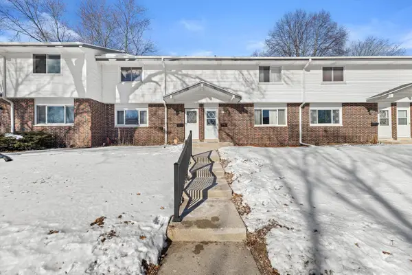 809 Ridgeway DRIVE, Pewaukee, WI 53072
