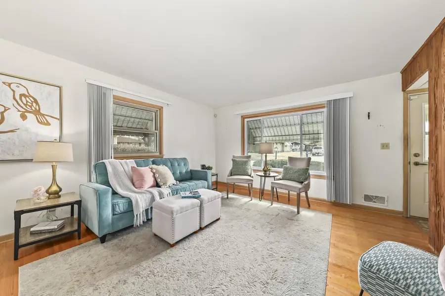 8112 W Daphne STREET, Milwaukee, WI 53223 - #3