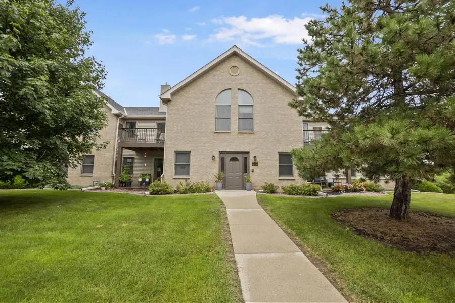 942 Oconomowoc PARKWAY, Oconomowoc, WI 53066 - #2