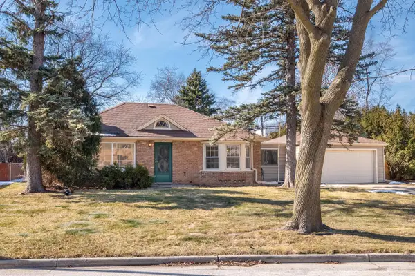 3247 N Knoll BOULEVARD, Wauwatosa, WI 53222