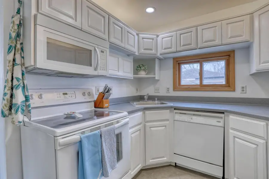 4857 N Navajo AVENUE, Glendale, WI 53217 - #3