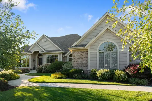 1240 Mary Hill CIRCLE, Hartland, WI 53029