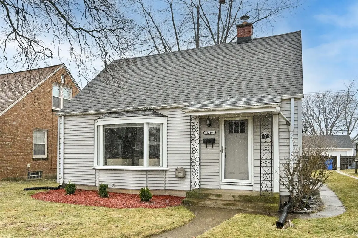 5249 N Bay Ridge AVENUE, Whitefish Bay, WI 53217 - #1