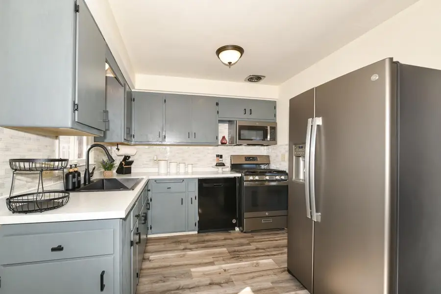 6421 W Allerton AVENUE, Greenfield, WI 53220 - #3