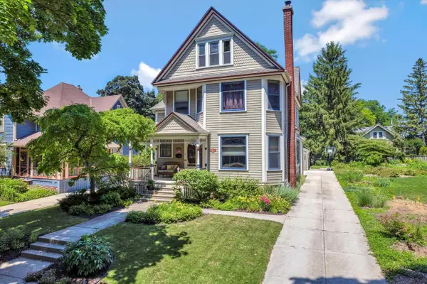 8100 W Chestnut STREET, Wauwatosa, WI 53213