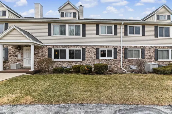 1124 Pilgrim PARKWAY, Elm Grove, WI 53122