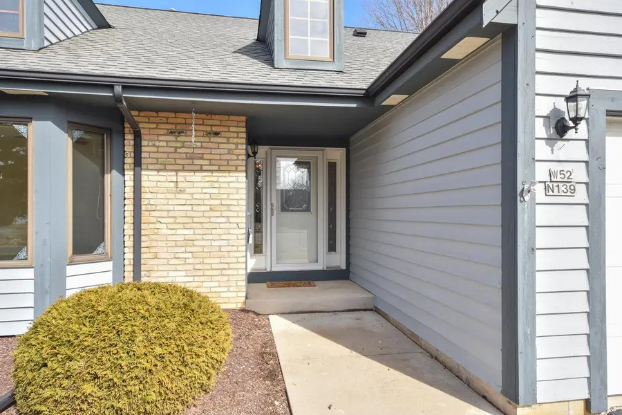 W52N139 Pioneer COURT, Cedarburg, WI 53012 - #2