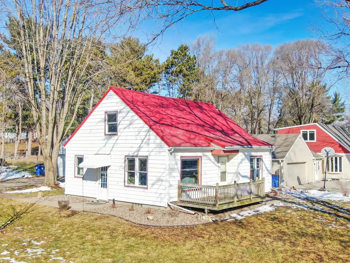 560 Court ROAD, Onalaska, WI 54650 - #1