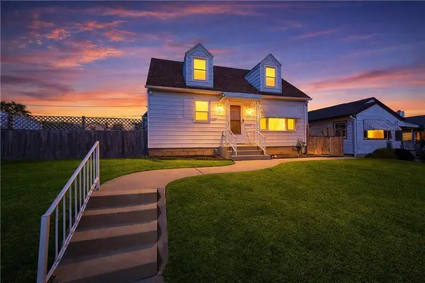 922 W Eden PLACE, Milwaukee, WI 53221