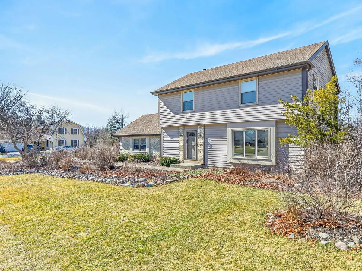 W184N8293 Tours DRIVE, Menomonee Falls, WI 53051 - #1