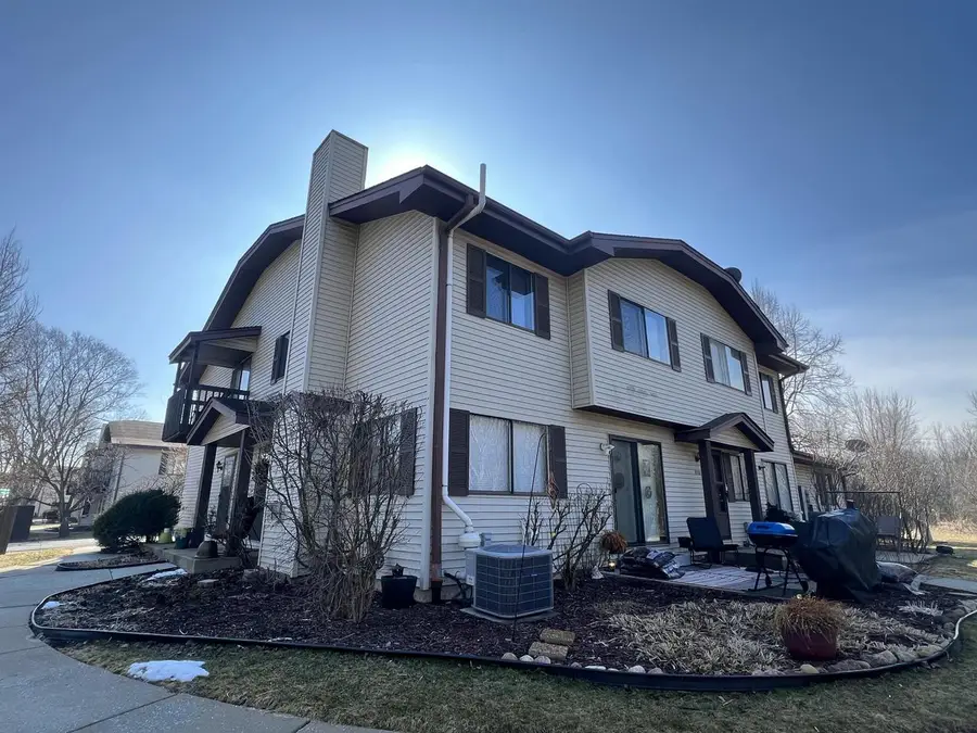 8087 W Manor CIRCLE, Milwaukee, WI 53223 - #3