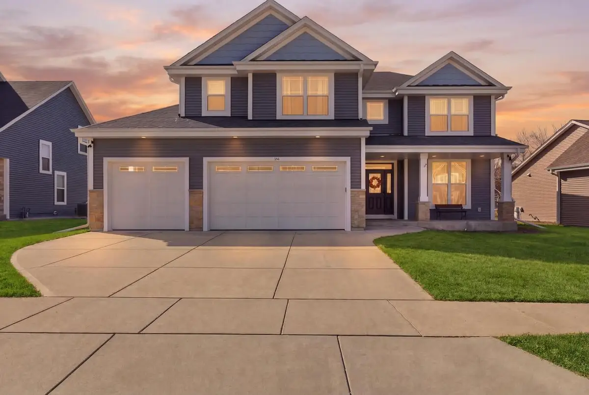 520 Edgewater DRIVE, West Bend, WI 53095 - #1