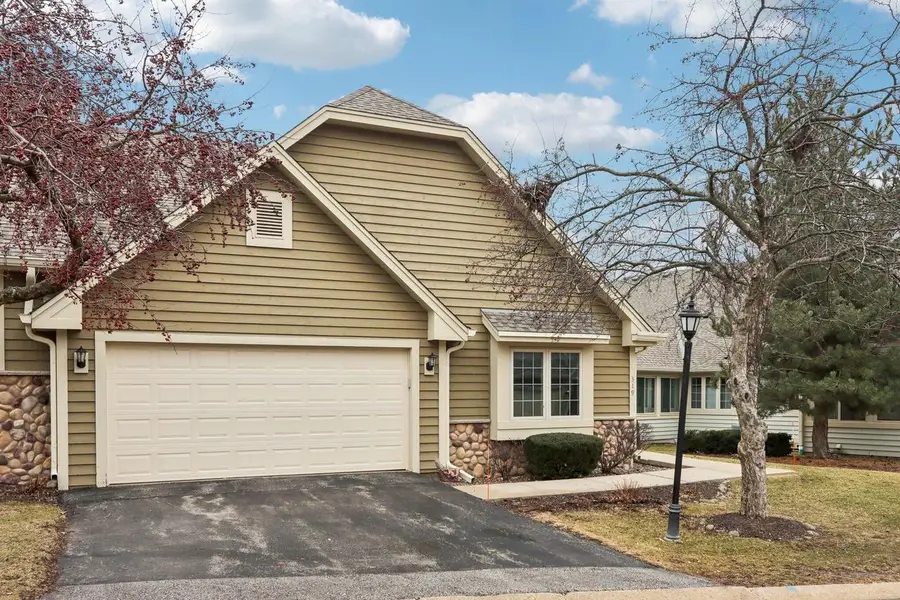 319 Endfield CIRCLE, Waukesha, WI 53186 - #2