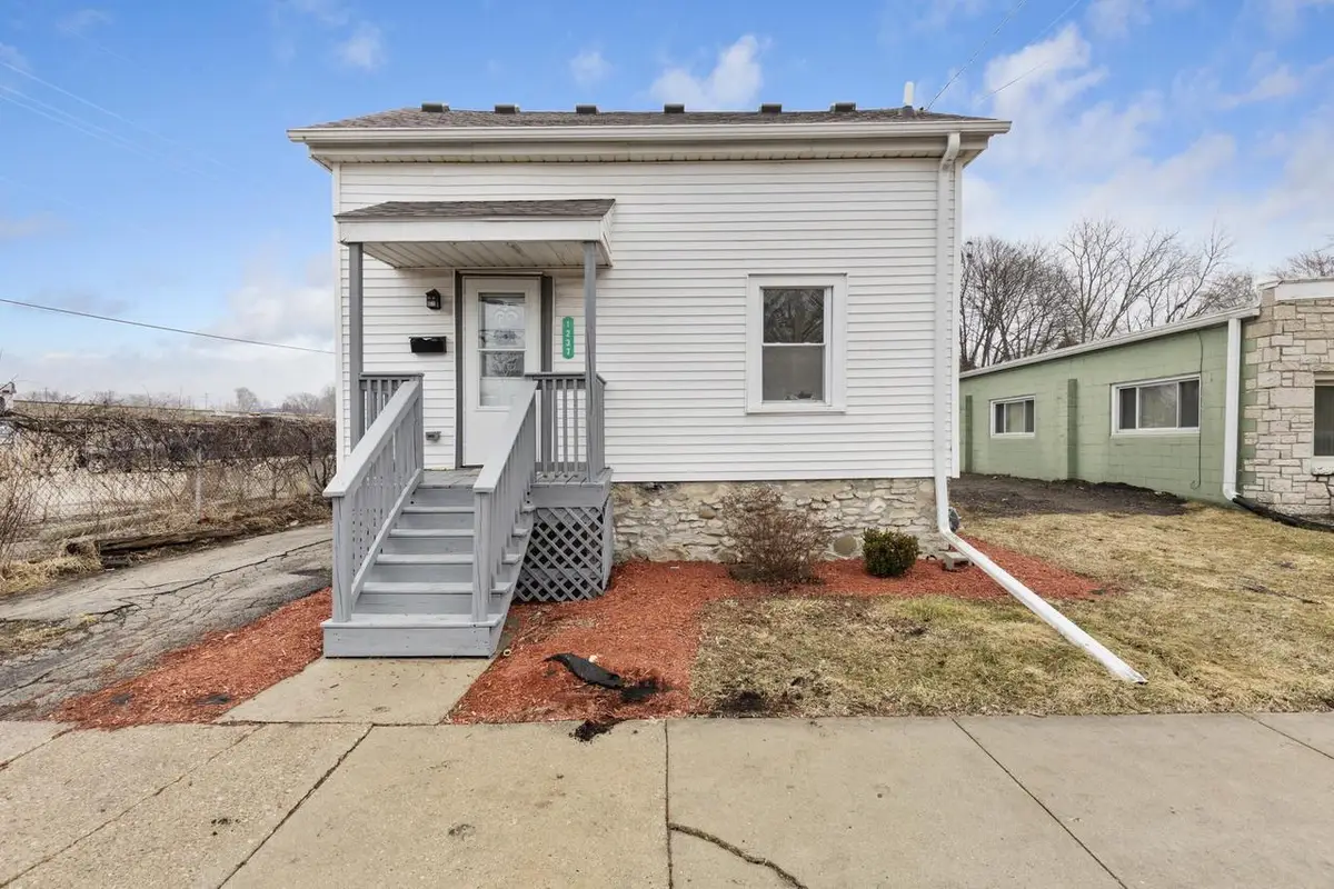 1237 The Strand, Waukesha, WI 53186 - #1