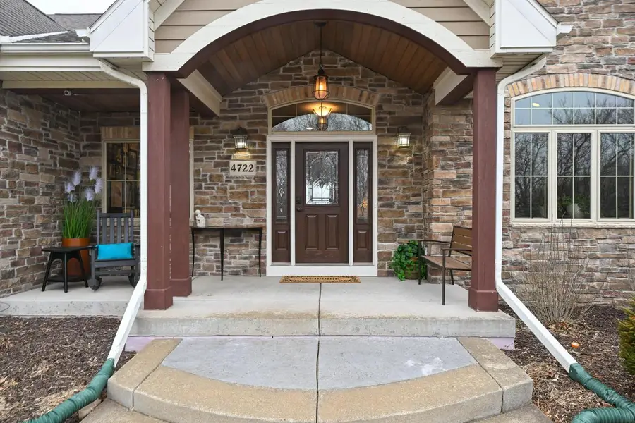 4722 W Oakwood ROAD, Franklin, WI 53132 - #2