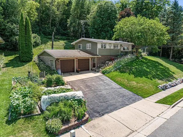 295 Hartford ROAD, Slinger, WI 53086