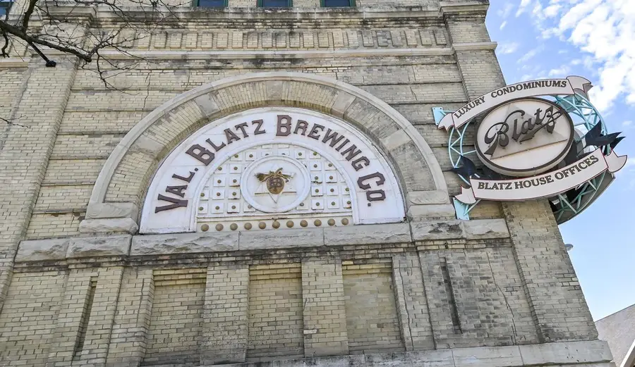 270 E Highland AVENUE #224, Milwaukee, WI 53202 - #2