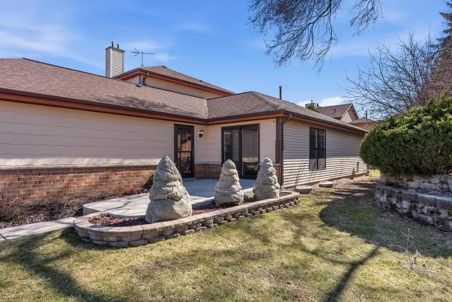 8827 W Knoll COURT, Franklin, WI 53132 - #3