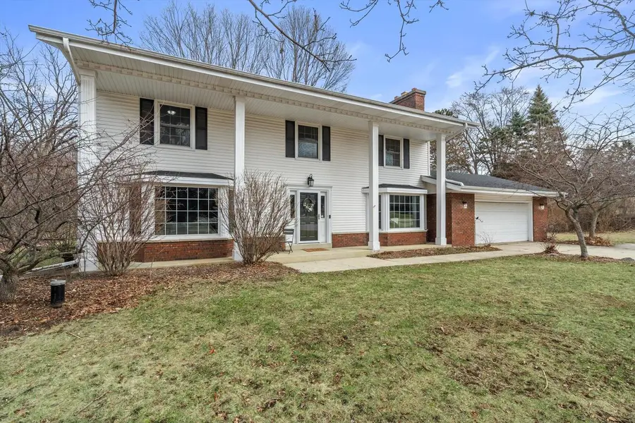 8710 W Hawthorne LANE, Franklin, WI 53132 - #2