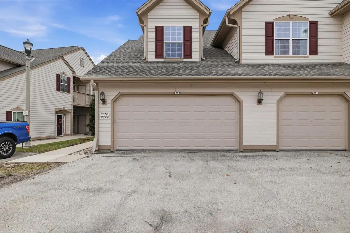 2253 W Vista Bella DRIVE, Oak Creek, WI 53154 - #1