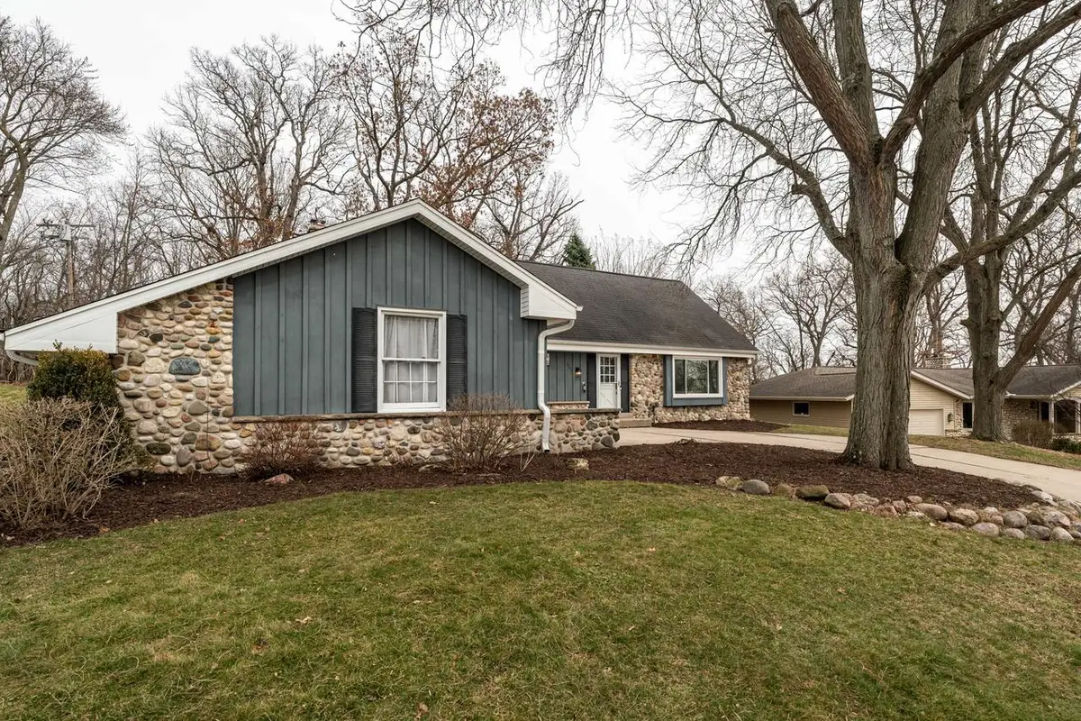 1205 Ayrshire LANE, Waukesha, WI 53186 - #1