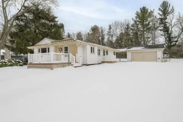 21401 W Woodland DRIVE, New Berlin, WI 53146