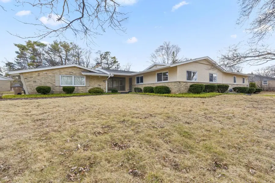 201 W Ellsworth LANE, Milwaukee, WI 53217 - #2