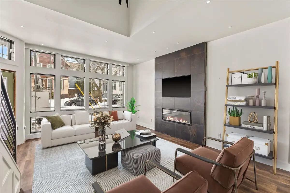 1725 N Astor STREET, Milwaukee, WI 53202 - #1