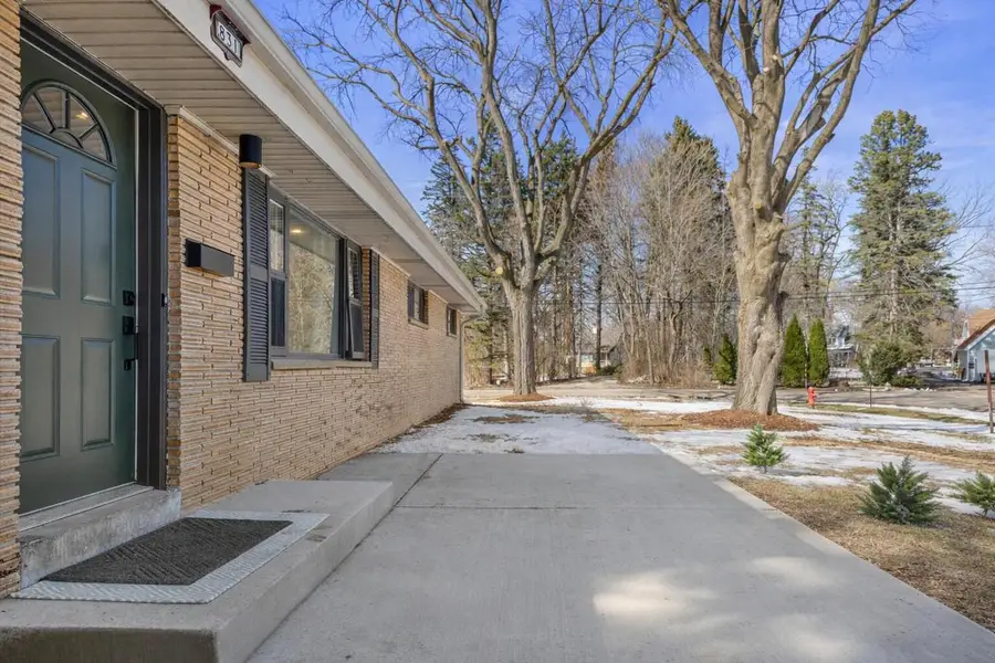 831 W Riverview DRIVE, Glendale, WI 53209 - #2