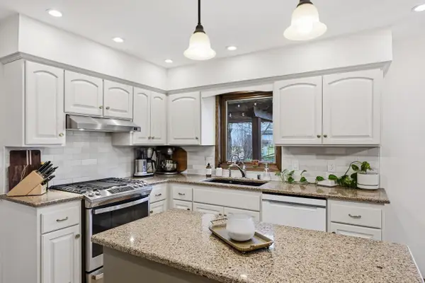 4390 Longview DRIVE, New Berlin, WI 53151