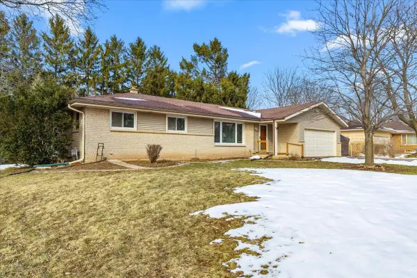 15540 W Glendale DRIVE, New Berlin, WI 53151
