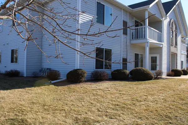 1751 Wildlife DRIVE #8, Kewaskum, WI 53040