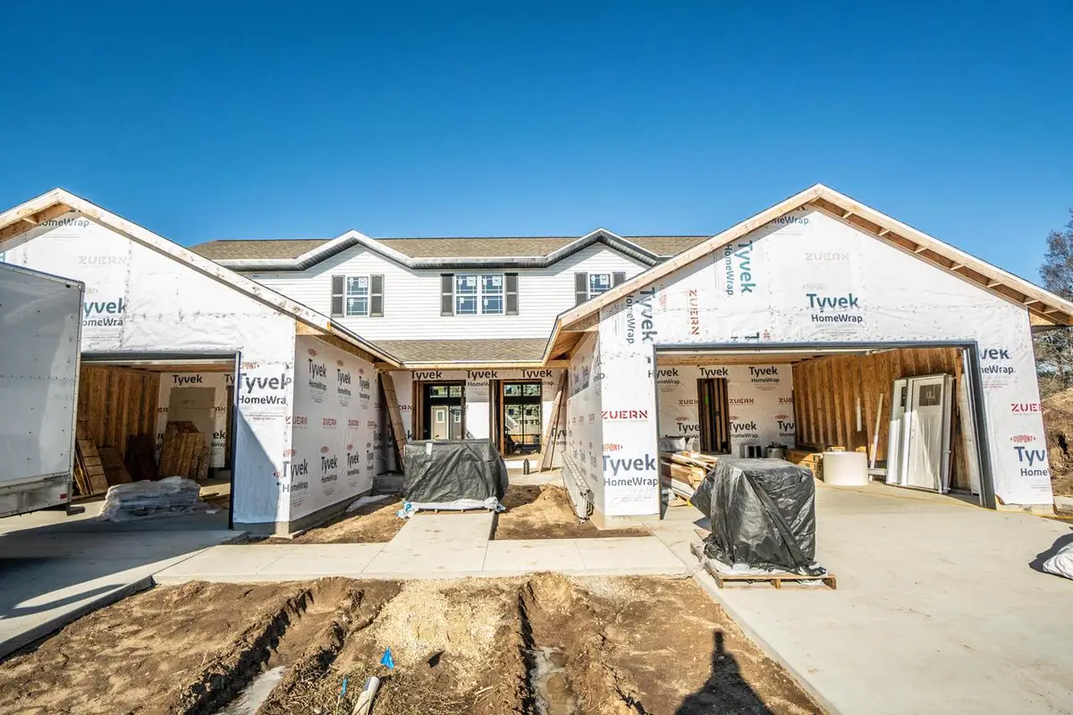 1334 Legion CIRCLE, West Bend, WI 53090 - #1