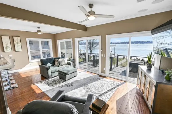 616 Kopmeier DRIVE, Pewaukee, WI 53072