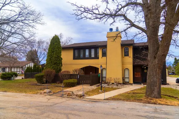 5266 S Somerset LANE, Greenfield, WI 53221