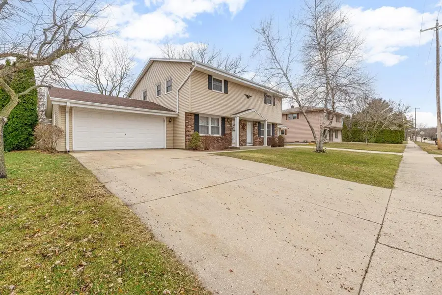 2421 Deerfield DRIVE, West Bend, WI 53090 - #2