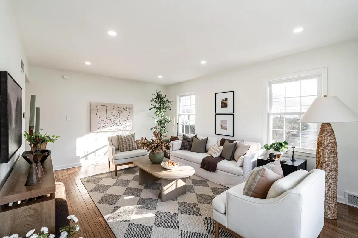 860 W La Salle AVENUE, Glendale, WI 53209 - #1