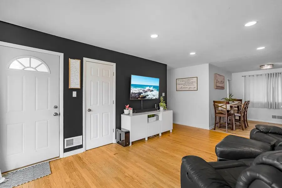 3572 S Sunset DRIVE, Greenfield, WI 53220 - #3