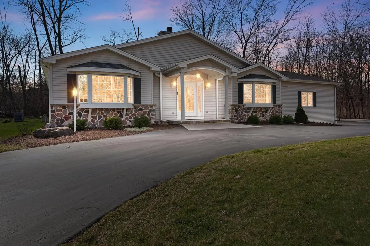 W223N8293 Sandras DRIVE, Lisbon, WI 53089 - #1