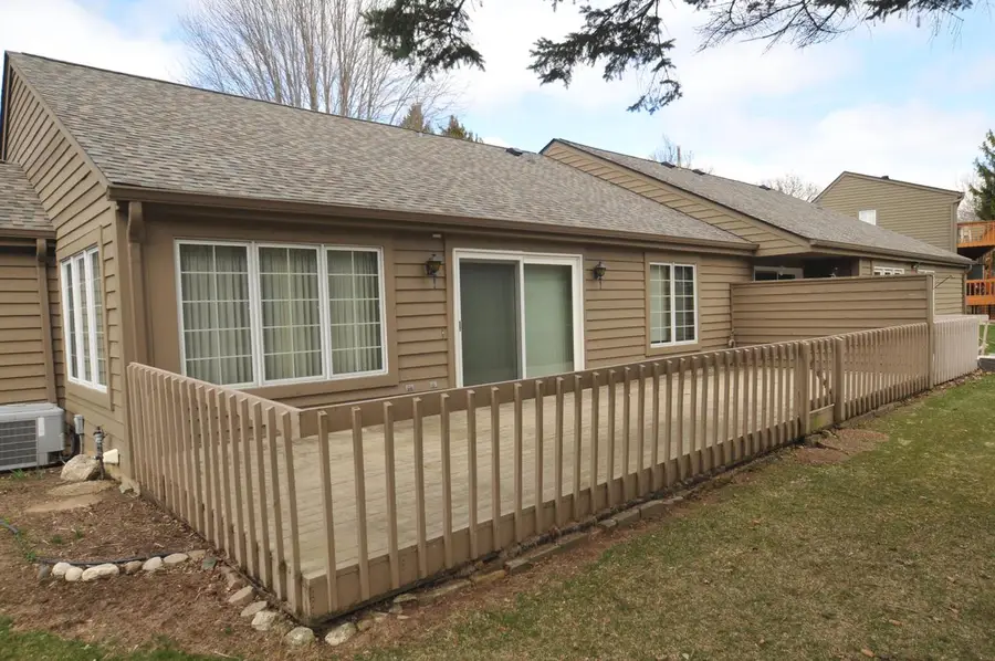 3822 S Oakbrook DRIVE S, Greenfield, WI 53228 - #3