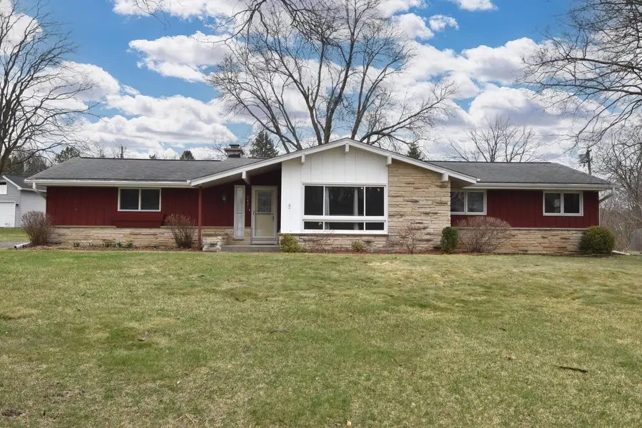 2821 Chancery LANE, Waukesha, WI 53188 - #2