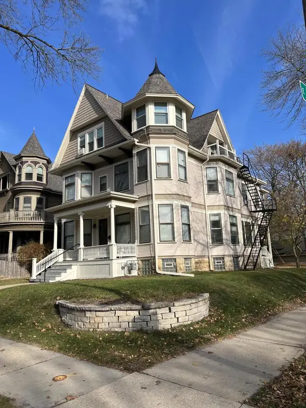 2704 N Hackett AVENUE, Milwaukee, WI 53211