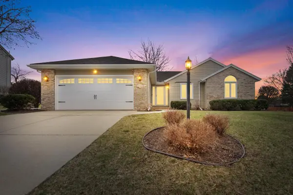 2508 Fox River PARKWAY, Waukesha, WI 53189