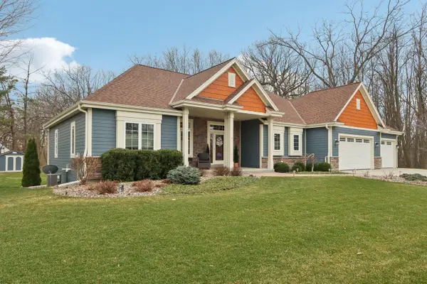 W351N6051 Bauers LANE, Oconomowoc, WI 53066