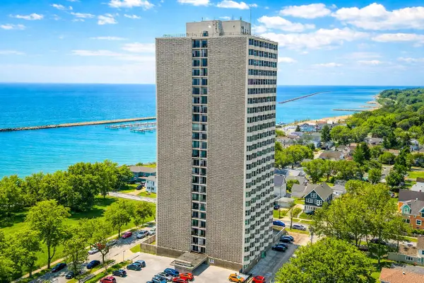 2525 S Shore DRIVE #3C, Milwaukee, WI 53207