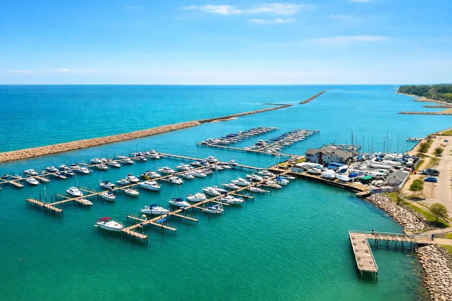 2525 S Shore DRIVE #3C, Milwaukee, WI 53207 - #3